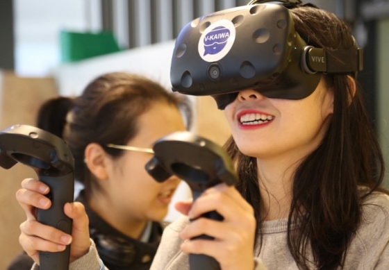UNSW student using virtual reality in class
