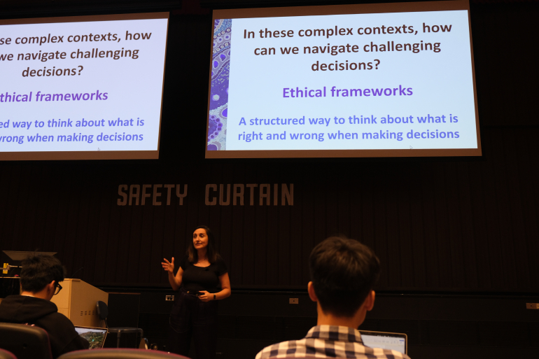 Gabi Nudelman during a lecture (2)