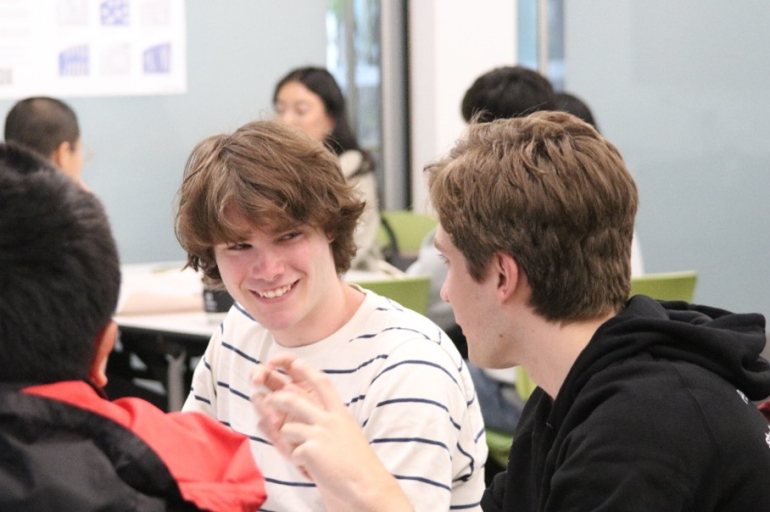 Two participants talking at the Peer Learning Festival 