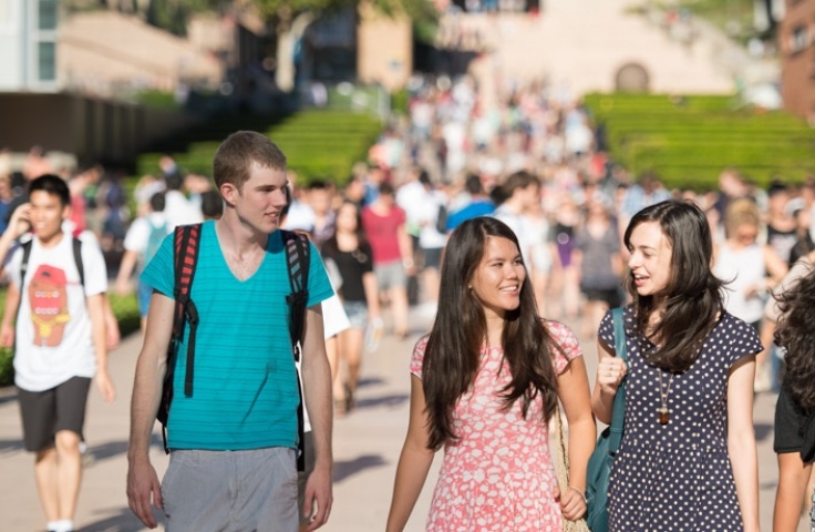 UNSW students walking on the main walkway UNSW Kensington Campus