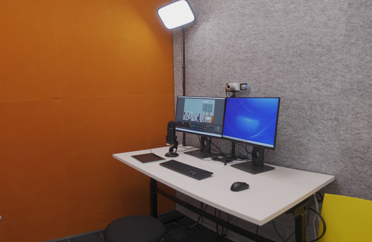Desk with adequate lighting, computer and recording system used for the Physics Digital Teaching Hub